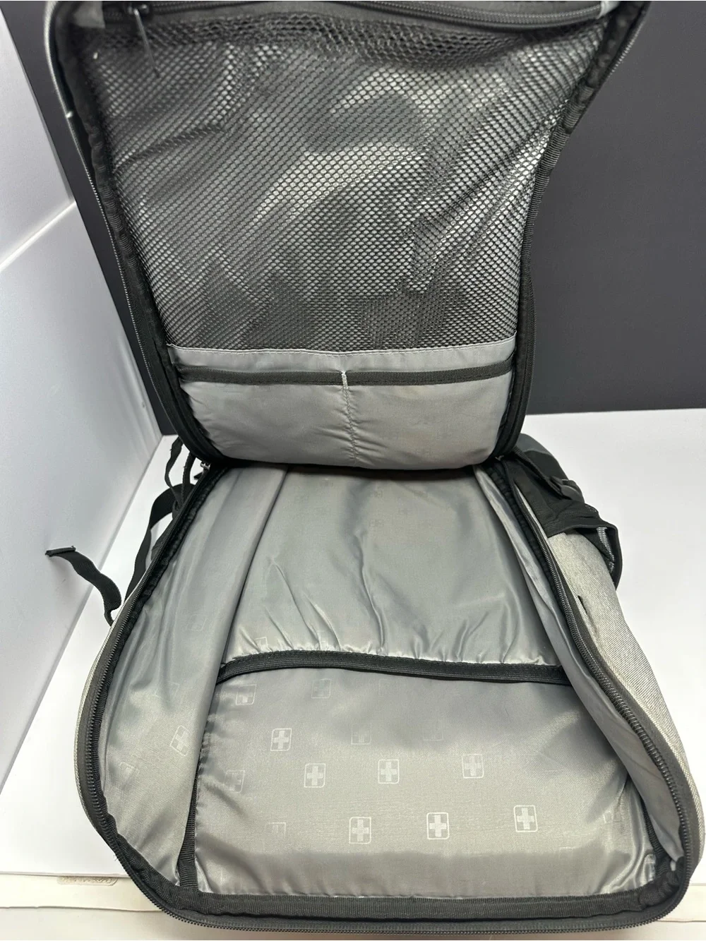 Swiss Tech unisex gray black bungee heavy-duty backpack school camping hiking K0